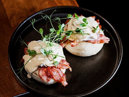 Eggs Benedict s šparglji