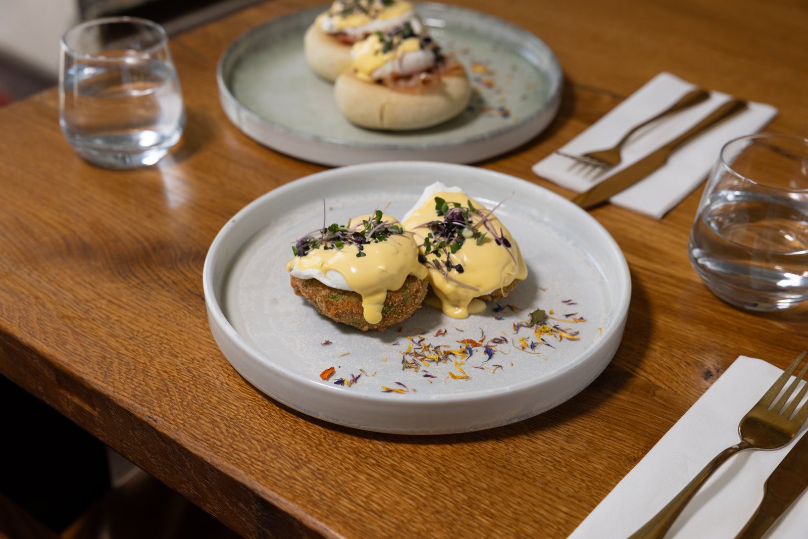 Eggs Benedict ocvrt avokado (priporočilo)