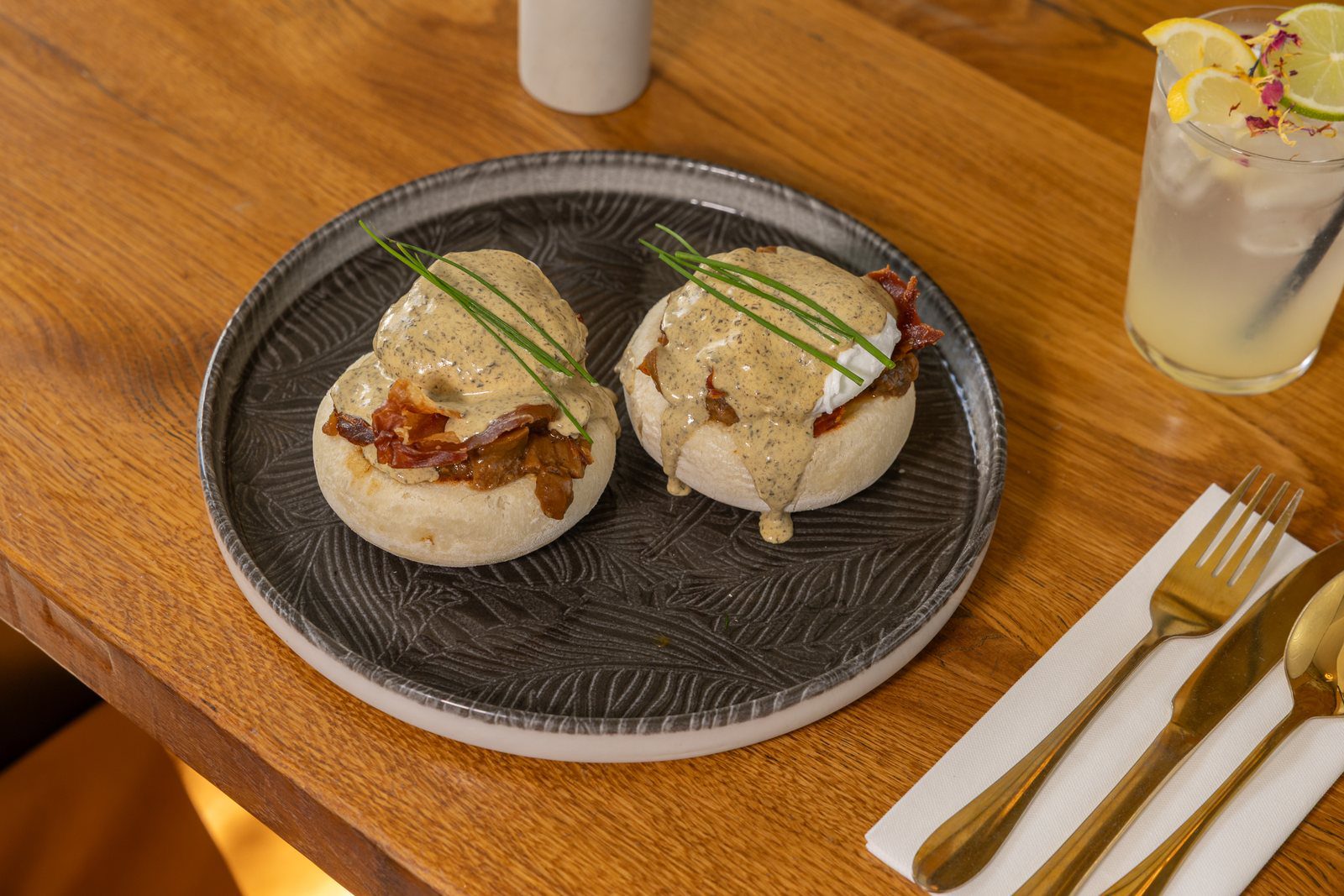 Jesenski Eggs Benedict
